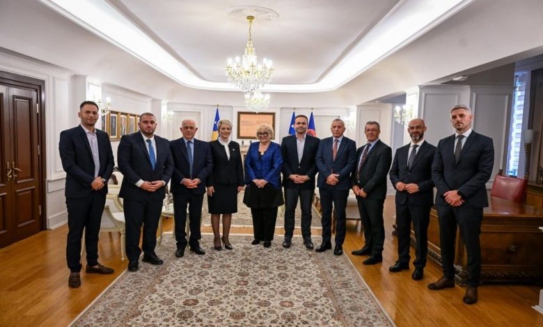 shiroka-pula-u-ben-thirrje-shqiptareve-te-lugines-te-votojne-me-25-tetor