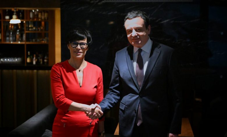 kurti-takon-komisioneren-kos,-diskuton-per-integrimin-evropian-dhe-statusin-e-vendit-kandidat-per-kosoven