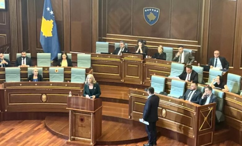 perplasje-ne-kuvend,-teuta-haxhiu-nuk-e-leshon-foltoren-pasi-i-perfundon-koha-per-fjalim