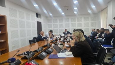 me-perplasje-dhe-kritika-mbahet-mbledhja-e-komisionit-per-ekonomi