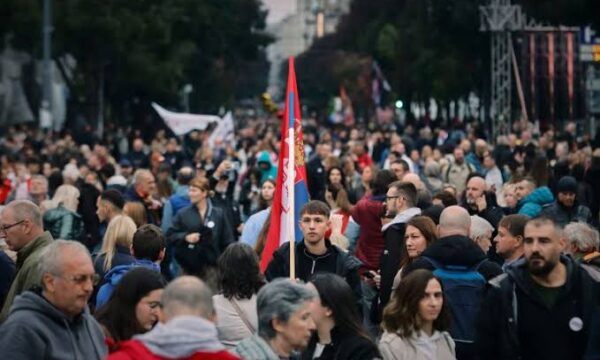 ambasada-e-shba-se-deklarohet-per-zgjedhjet-ne-serbi-qe-permbysen-vuciqin:-i-gezohemi-tranzicionit-te-rregullt-te-pushtetit